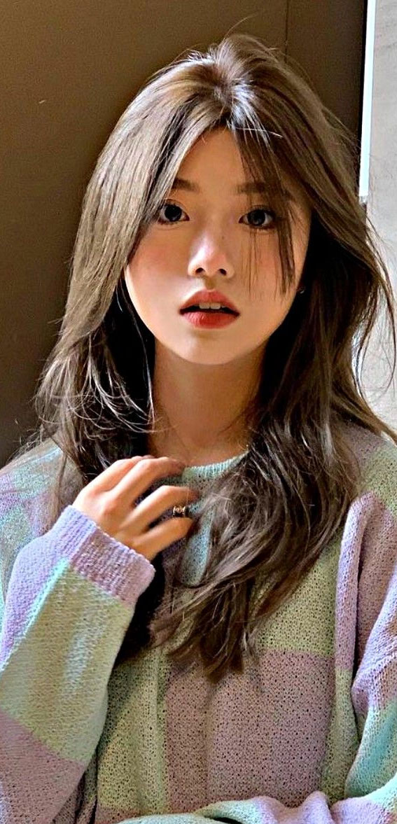 Close-up of Teen Korean Girl Pucker Lips and Looking Funny at Camera,  Standing with Glamour Makeup and Stylish Hairstyle Stock Photo - Image of  asia, isolated: 209423168