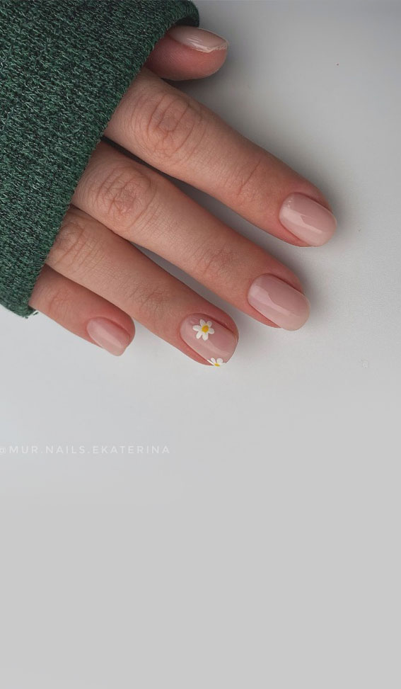 The 40 Cutest Nail Art Designs For All Age : Minimalist Daisy Short Nails