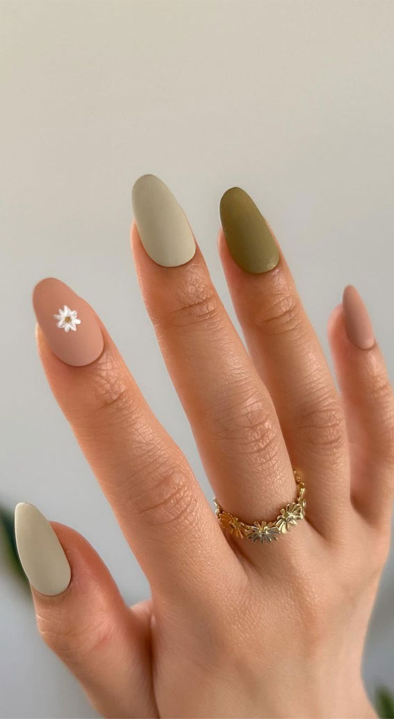 30 Best Spring Nail Ideas For 2022 : Tiny Daisy and Gradient Matte Green Nails