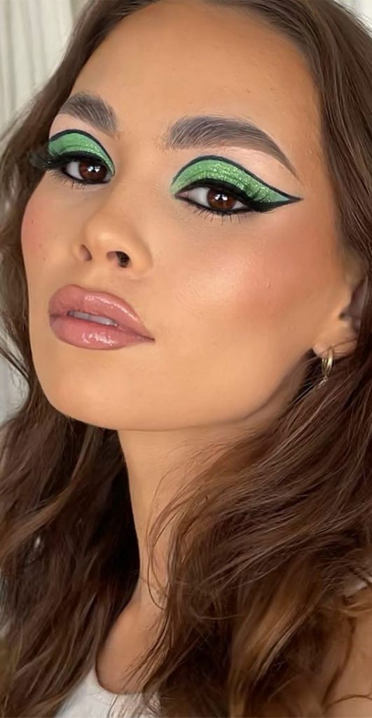 42 Summer Makeup Trends & Ideas To Look Out Shimmery Green & Graphic