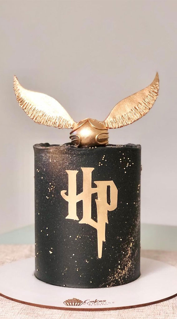 33 Best Harry Potter Cakes in 2022 : Black and Gold Themed Cake