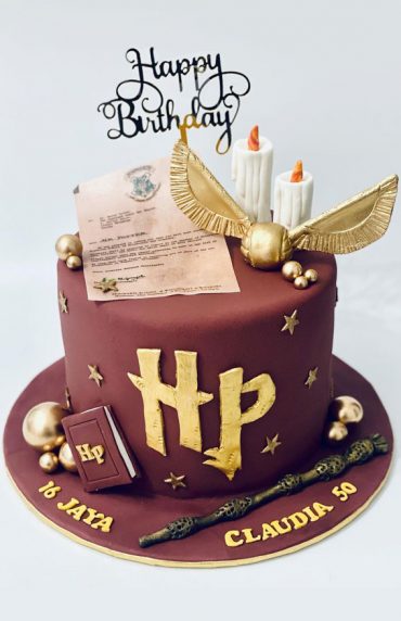 33 Best Harry Potter Cakes in 2022 : Burgundy Cake with Hogwarts Letter