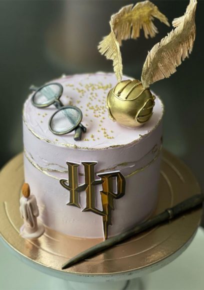 33 Best Harry Potter Cakes in 2022 : Pink Cake + Gold Trims