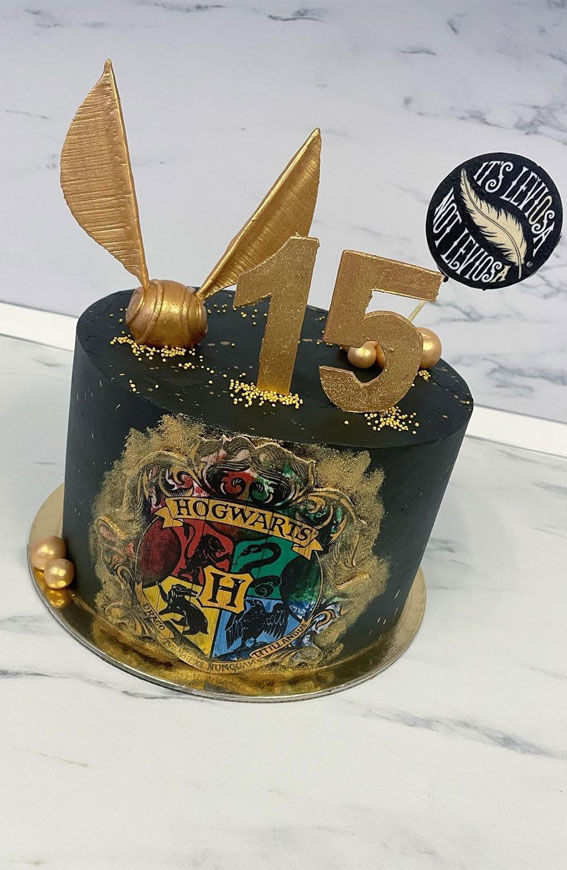 33 Best Harry Potter Cakes in 2022 : Black Cake with Hogwarts Crest