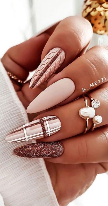 32 Prettiest Autumn 2022 Nail Trends To Try Now Burberry Sweater