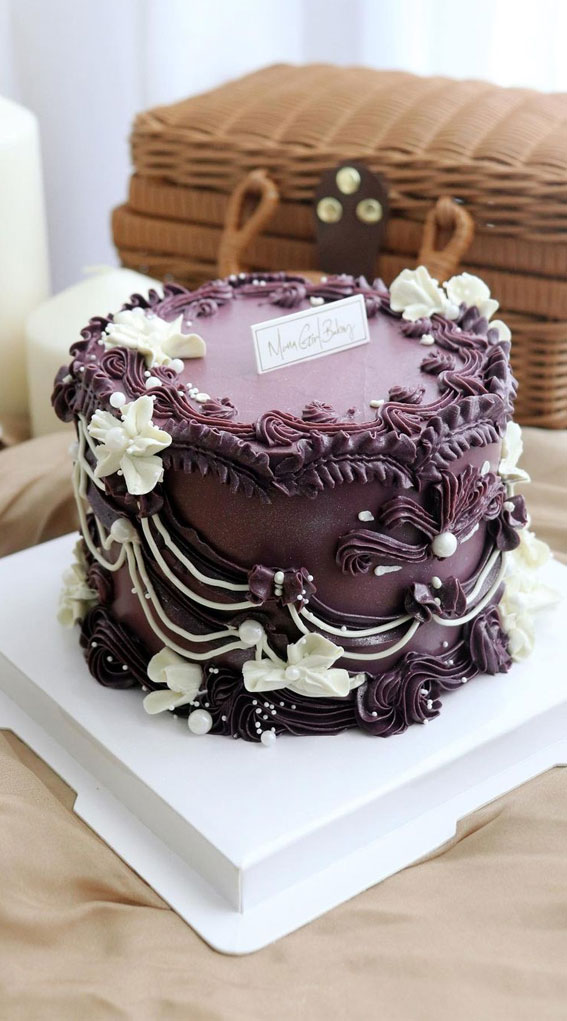 50 Vintage Inspired Lambeth Cakes That’re So Trendy : Purple Lambeth Cake