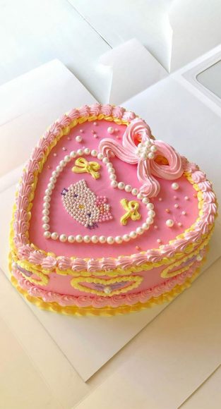 50 Vintage Inspired Lambeth Cakes That're So Trendy : Pink and Yellow ...