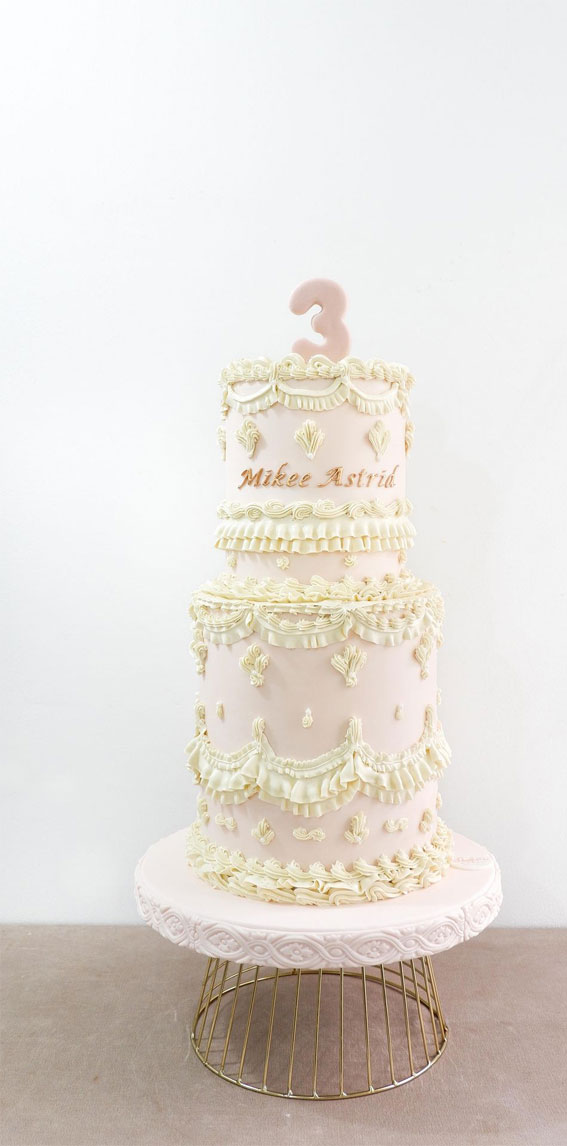 50 Vintage Inspired Lambeth Cakes That’re So Trendy : Intricate White Buttercream Piping