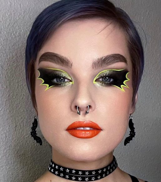 40+ Spooky Halloween Makeup Ideas : Spooky Neon Bat Wing Graphic liner Look