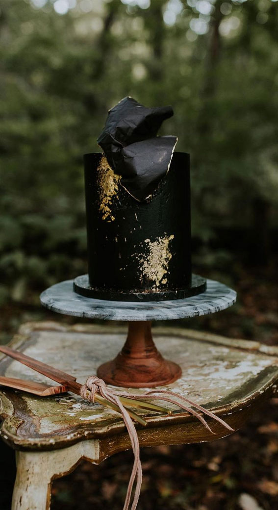 40+ stylish Dark & Moody Wedding Cakes : Black Moody Cake