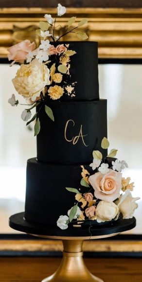 40+ stylish Dark & Moody Wedding Cakes : Elegant 3 Tiers