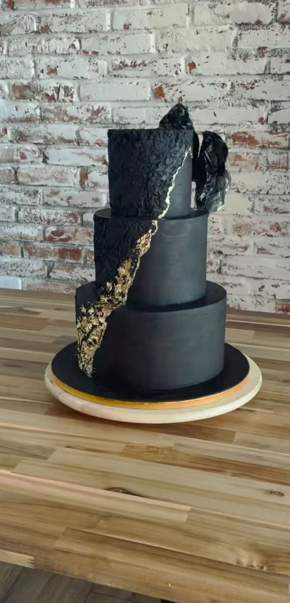 40+ stylish Dark & Moody Wedding Cakes : Round Black Textured Cake