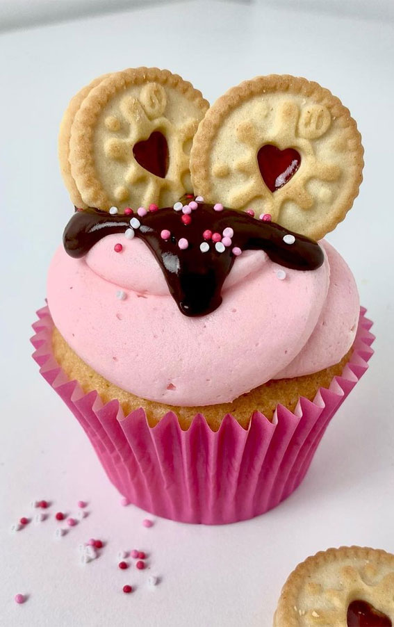 30+ Cute Valentine’s Day Cupcakes : Pink Buttercream + Jammie Dodgers