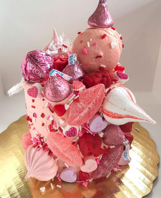 40+ Cute Valentine’s Cake Ideas : Pink Cake with Meringue Kisses