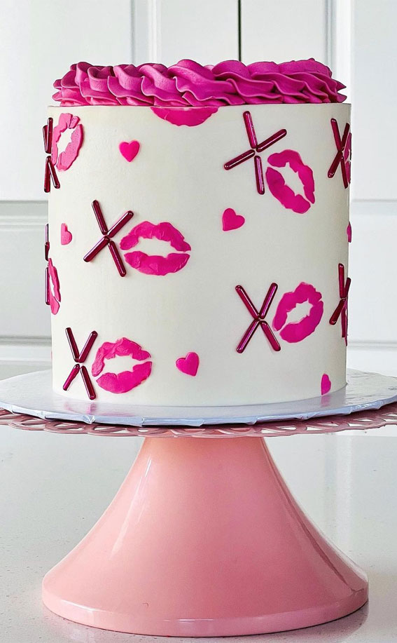 40+ Cute Valentine’s Cake Ideas : X & Kiss