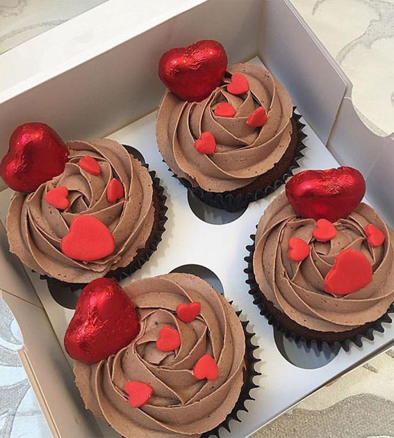30+ Cute Valentine’s Day Cupcakes : Big & Small Red Hearts