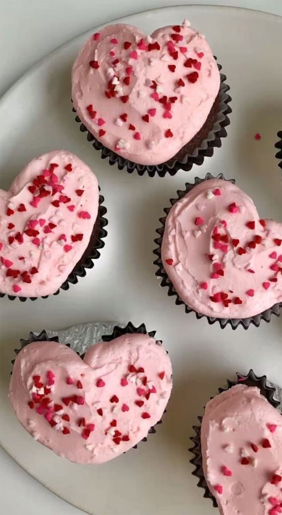 30+ Cute Valentine’s Day Cupcakes : Heart Shaped Pink Buttercream