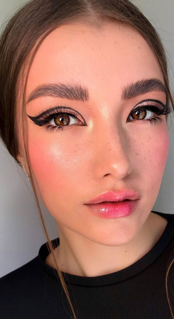 50+Makeup Looks To Make You Shine in 2023 : Glossy Pink Lips + Graphic Liner