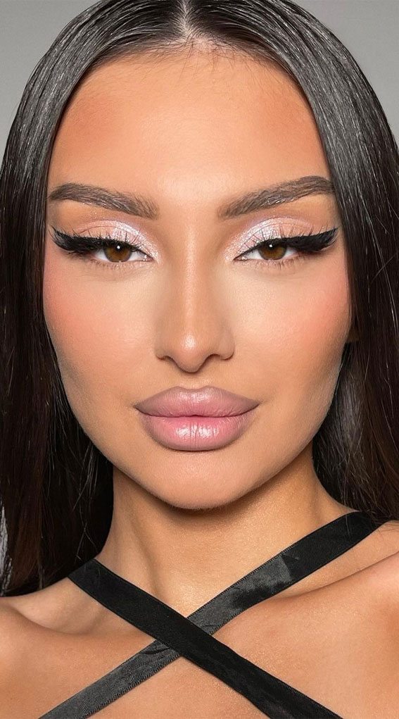50+Makeup Looks To Make You Shine in 2023 : Shimmery Nude & Charming Liners