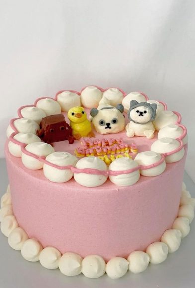 40-cute-simple-birthday-cake-ideas-pink-cake-topped-with-cute-animals