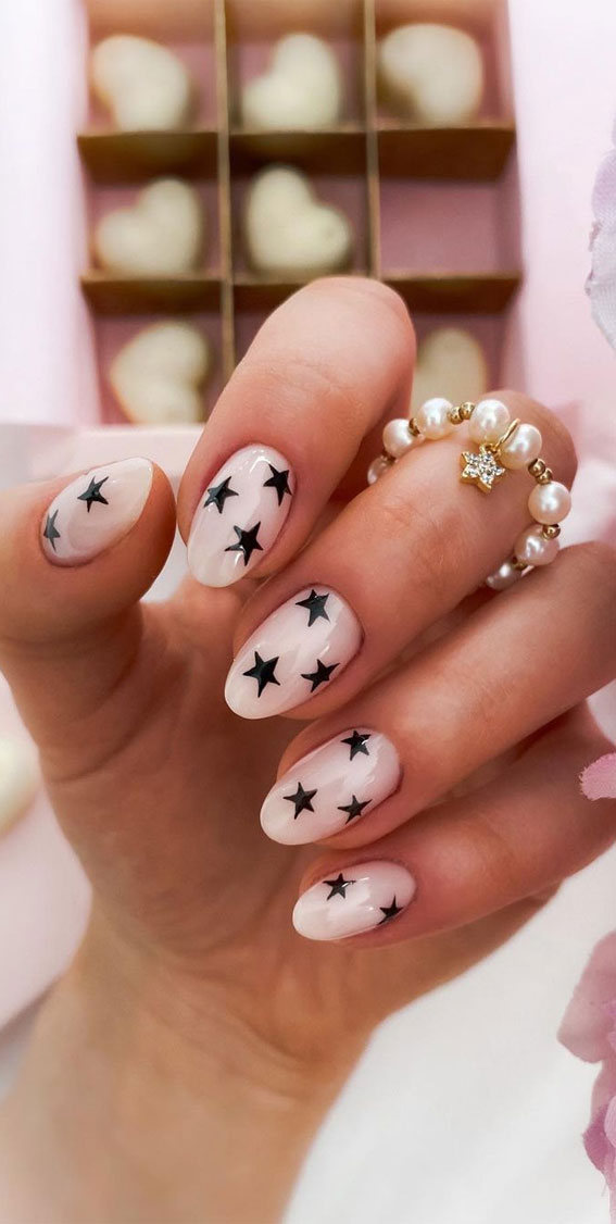 star nails, starburst nails, nail trends, starburst acrylic nails, star nails design, star nails y2k, nail art with stars