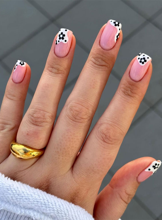 45 Pretty Short Nails For Spring & Summer : Monochrome Daisies