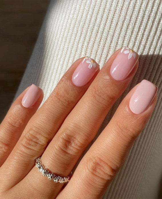 Your Nails Deserve These Floral Designs : Daisy Tip Natural Pink Nails