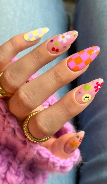 35 Aesthetic Retro Nail Designs For A Spring Mani : Colourful Flower 