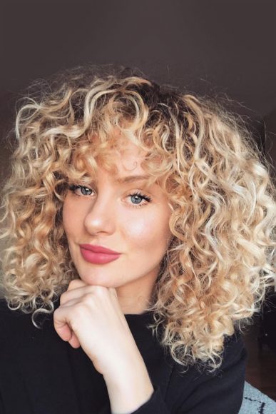 35 Low Maintenance Soft Curly Bob Haircuts Honey Blonde Soft Curl Look