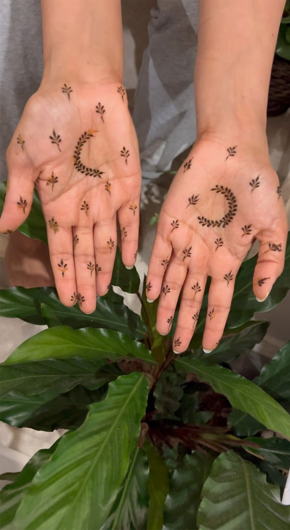 35 Beautiful Henna Design Ideas : Foliage Moon on Palm