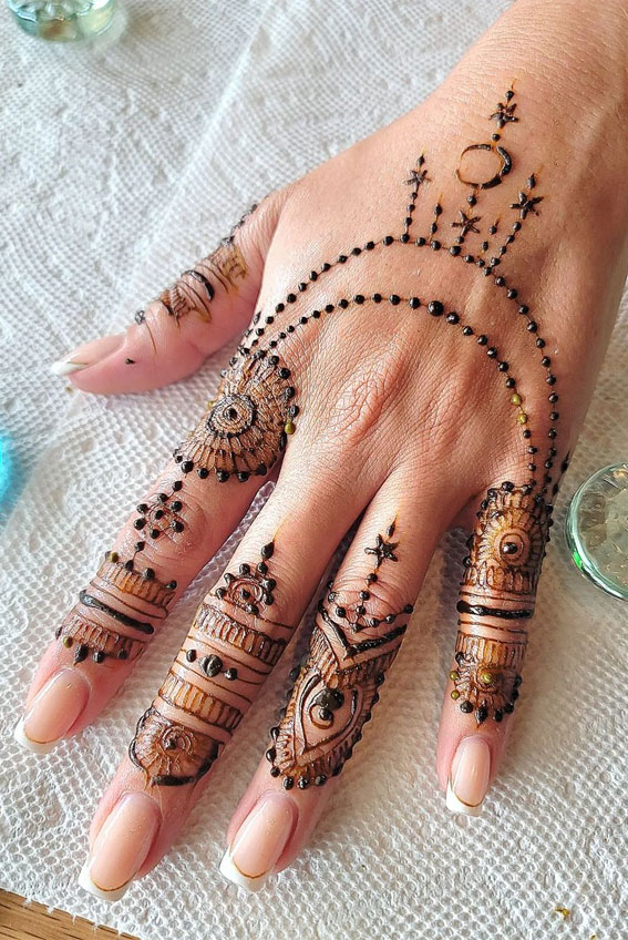 22 Henna Designs Inspired by the Night Sky : Celestial Charm