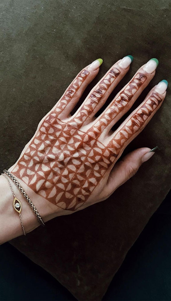 Intricate Henna Designs For Special Occasions : Hour Glass