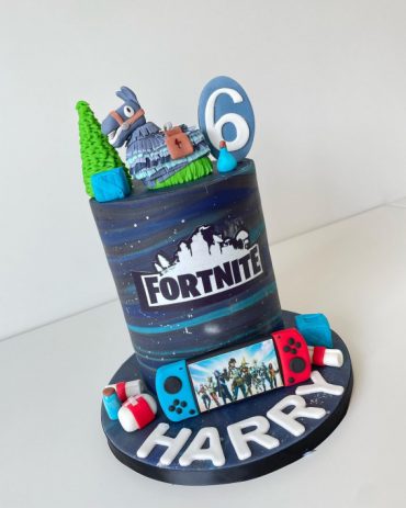 Fortnite Cake Ideas To Inspire You : Galaxy, Loot Llama & Med Kit ...