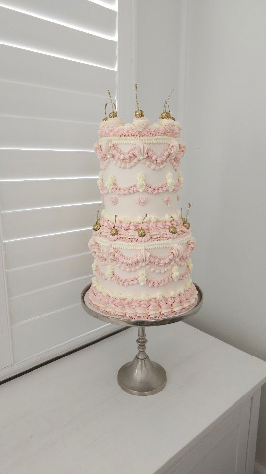 50 Lambeth Cake Ideas for Masterful Cake Decorating : Vintage pink two tier wedding cake