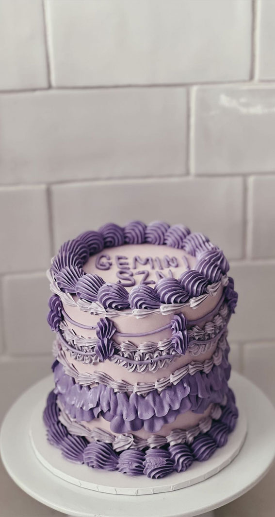 50 Lambeth Cake Ideas for Masterful Cake Decorating : Lavender Toned Round Cake