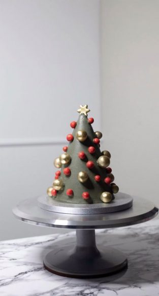 40 Frosty and Festive Christmas Cake Inspirations : Modern Green ...