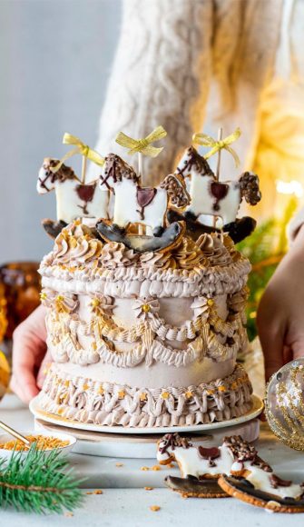 40 Frosty And Festive Christmas Cake Inspirations : Christmas Carousel ...