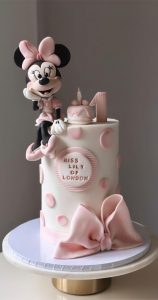 41 First Birthday Cake Ideas to Celebrate Milestone Moments : Minnie ...