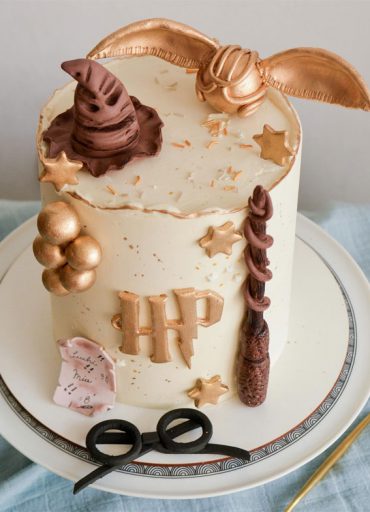 52 Enchanting Harry Potter Cake Ideas For Wizards And Witches : Simple ...