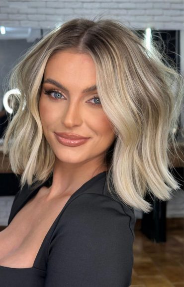 35 Enchanting Winter Hair Colour Ideas : Smokey Metallic Blonde Short Hair