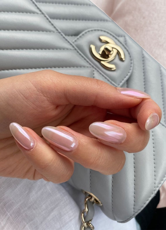 Simple Nail Ideas That’re Perfect for January : Chrome Pearl Effect Nails