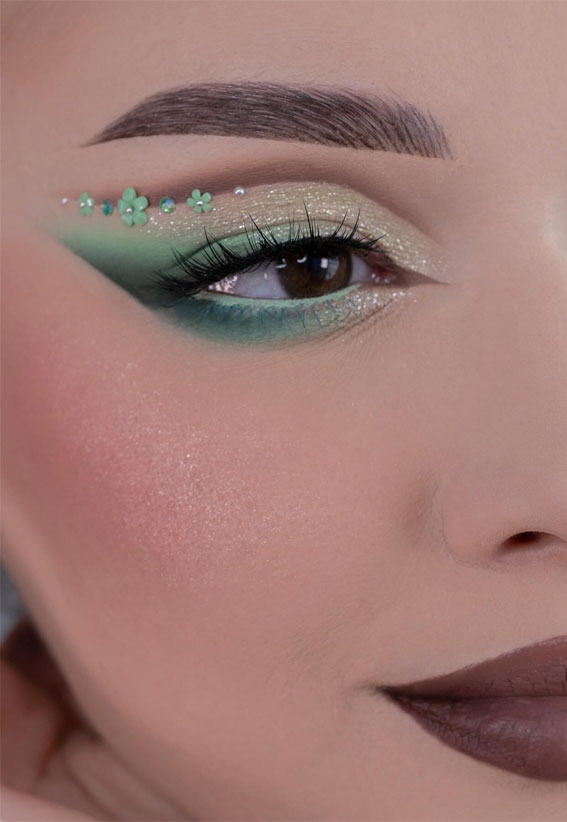 50 Vibrant Makeup Looks for Bright Weather : Pistachio + Brown Coffee Tones