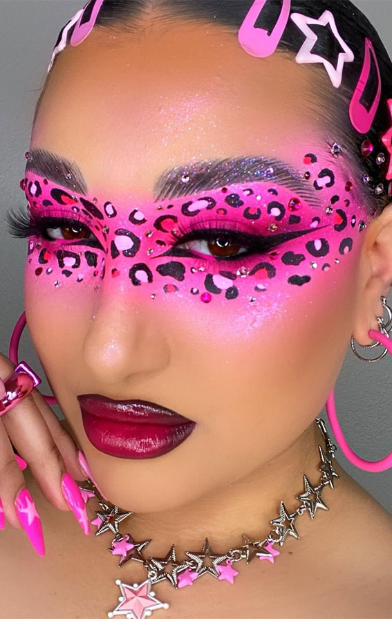 50 Vibrant Makeup Looks For Bright Weather : Y2K Pink Leopard Print
