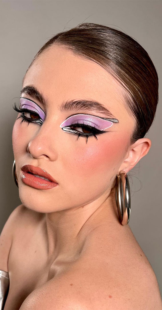 50 Vibrant Makeup Looks for Bright Weather : Lilac Eyeshadow + Silver Graphic Makeup