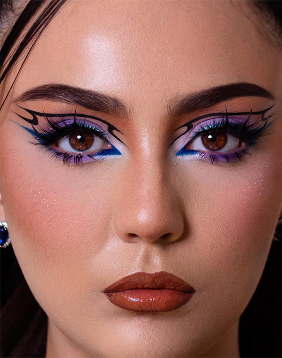 50 Vibrant Makeup Looks For Bright Weather : Blue & Black Graphic Lines