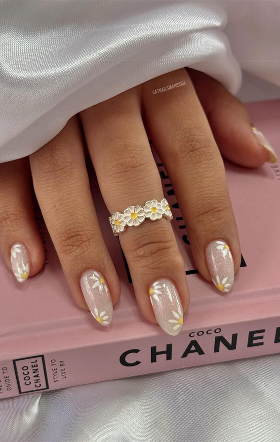 40 Spring Nail Ideas to Brighten Your Look : Shimmering Nails Adorned with Daisies