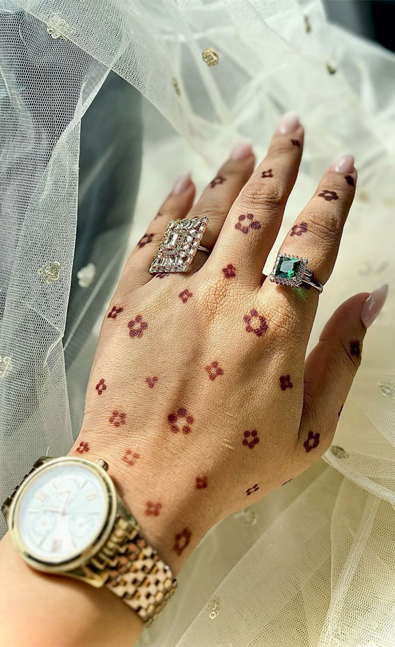 30 Timeless Henna Ideas For Stylish Expressions : Ditty Flower Pattern Henna