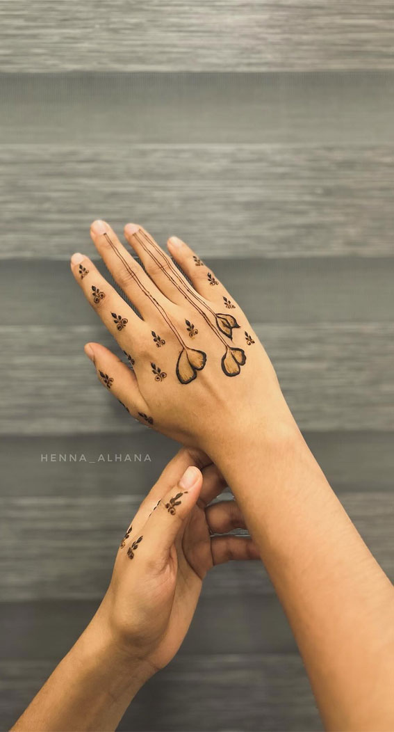 30 Timeless Henna Ideas For Stylish Expressions : Ginkgo + Symmetrical Swirls