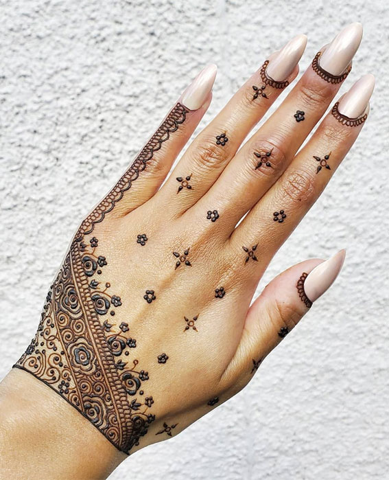 30 Timeless Henna Ideas for Stylish Expressions : Beautiful Floral Henna Pattern