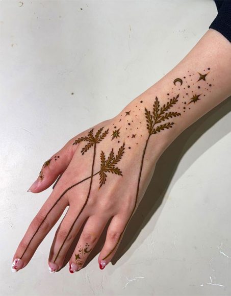 Elegant & Modern Interpretations Of Henna Artistry : Palm Tree, Stars 